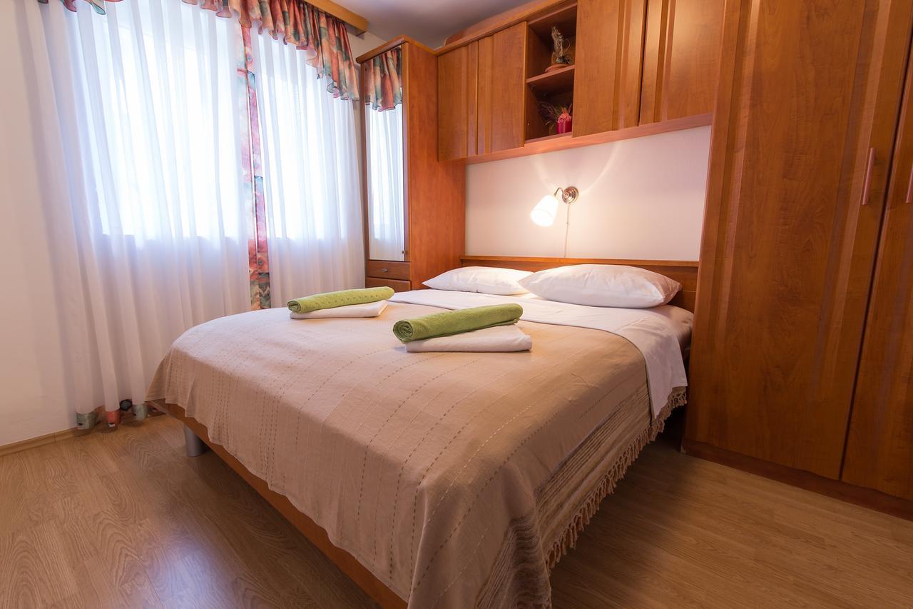 Stella Maris Accommodation Klenovica Eksteriør billede